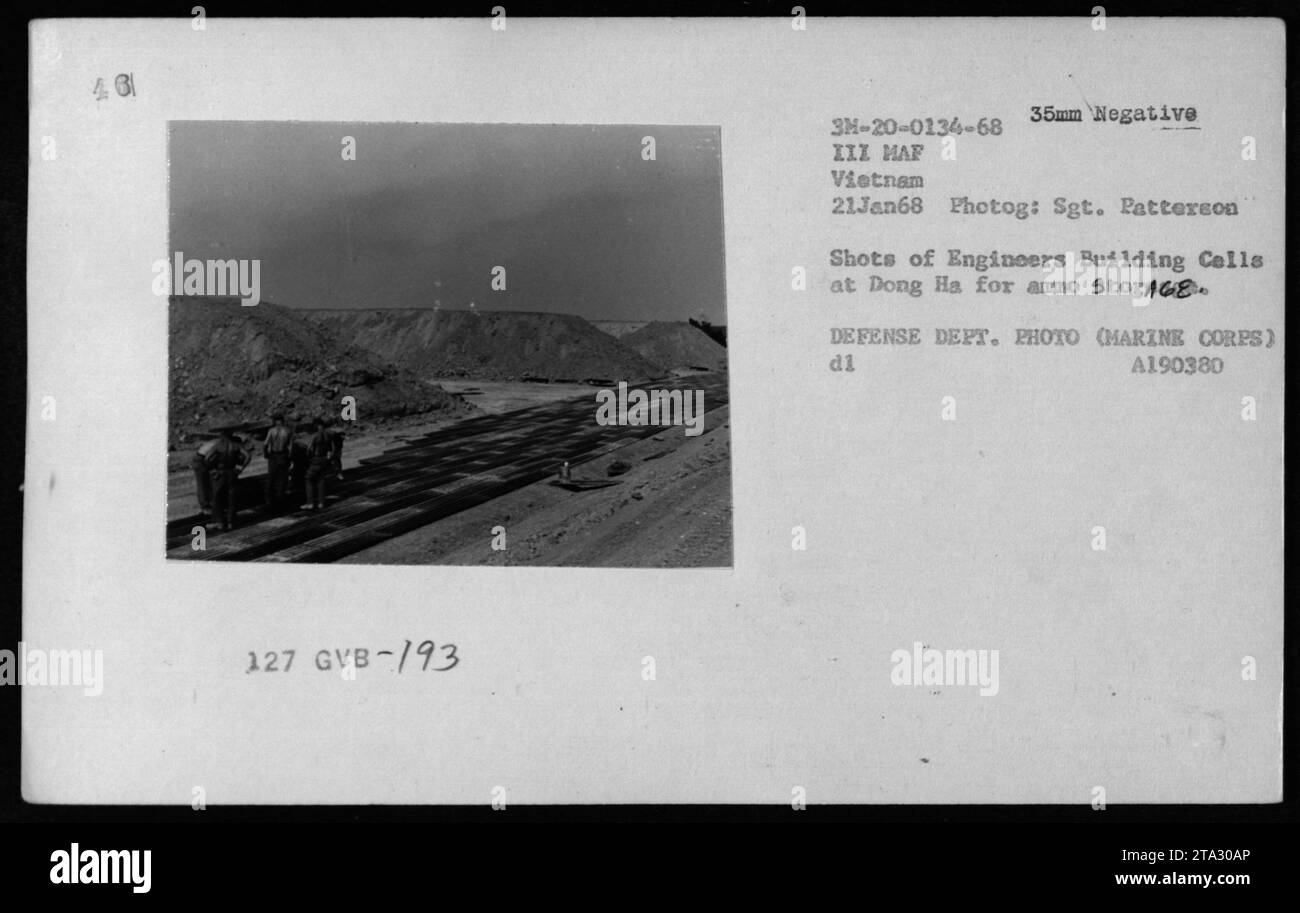 Ingenieure überwachen Soldaten, die am 21. Januar 1968 Zellen für Munitionslager in Dong Ha, Vietnam, bauen. Foto von Sgt Patterson, Teil der III MAF Vietnam Sammlung, Verteidigungsministerium, Marine Corps. Stockfoto