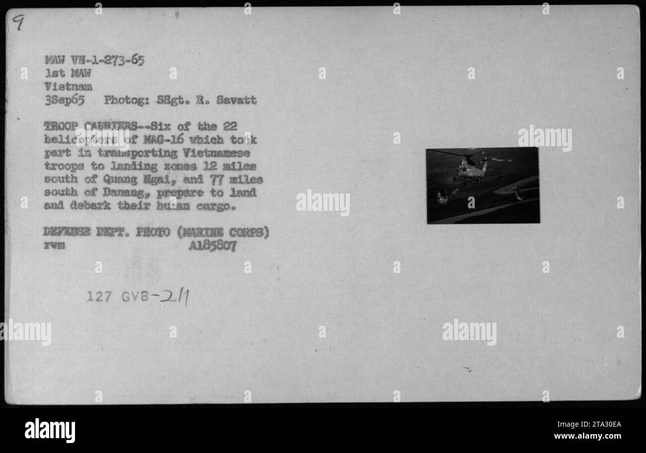 Sechs Hubschrauber von mag-16 transportieren vietnamesische Truppen am 3. September 1965 in Landezonen 12 Meilen südlich von Quang Ngai und 77 Meilen südlich von Danang. Stockfoto