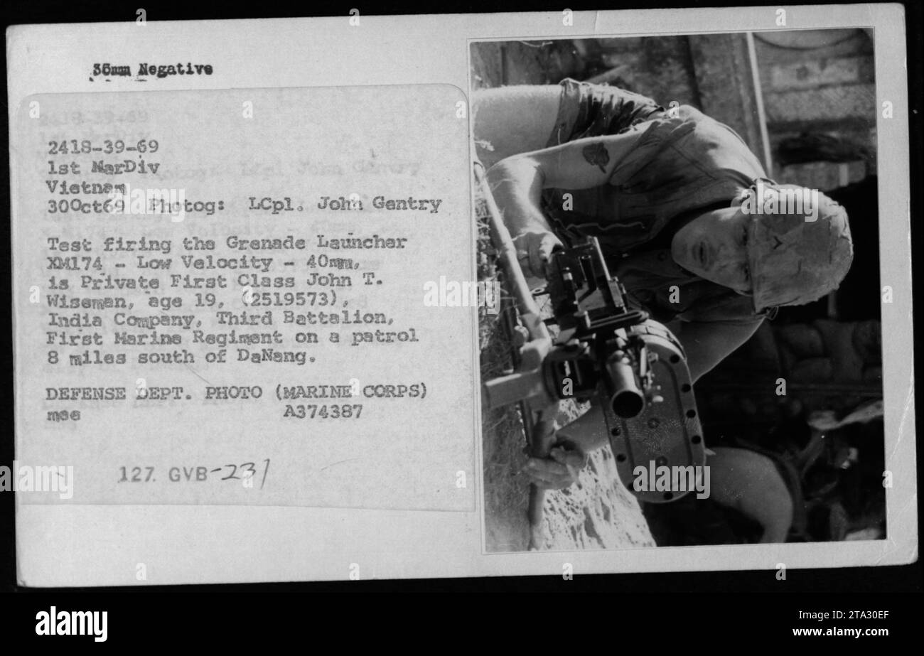 PFC John T. Wiseman von India Company, 3. Bataillon, 1. Marine-Regiment, feuerte einen 40 mm XM174 Low Velocity Granatwerfer während einer Patrouille 13 Meilen südlich von Danang, Vietnam am 30. Oktober 1969 ab. Stockfoto