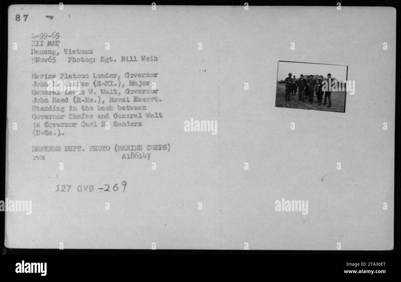 Offiziere und Beamte treffen sich am 9. November 1965 in da Nang, Vietnam, für ein Foto. Abgebildet sind Verteidigungsminister Robert McNamara, der spätere Präsident Richard Nixon und der Evangelist Billy Graham. Ebenfalls anwesend sind die Platoon Leader Herine, Gouverneur John E. Chafee, Major General Levis W. Walt, Gouverneur John Reed und Gouverneur Carl E. Sanders. Dieses Foto wurde von Sgt. Bill Weib aufgenommen und ist ein Foto des Verteidigungsministeriums (Marine Corps) mit der Referenznummer A186147 V 127 GVB-269. Stockfoto