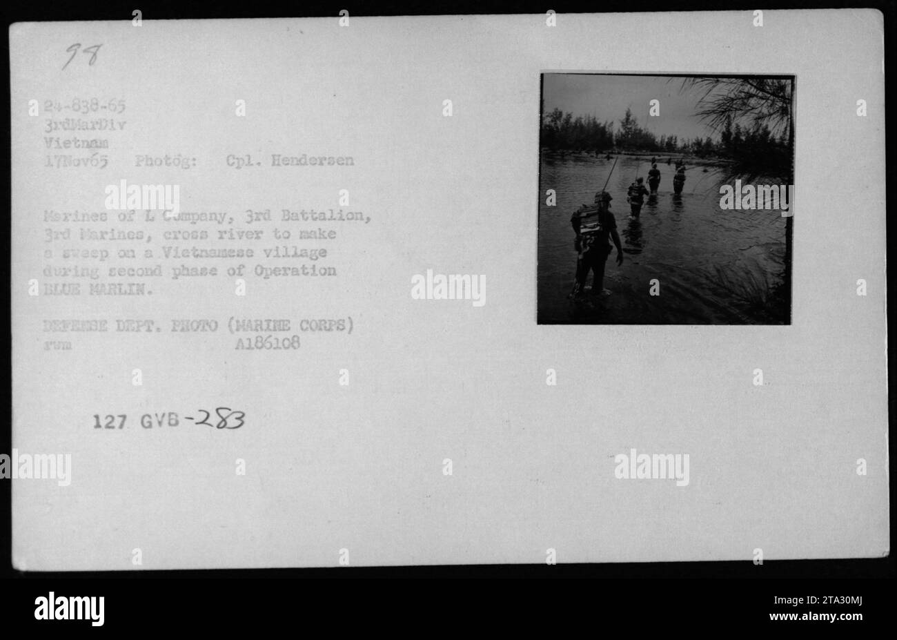 Marines von L Company, 3. Bataillon, 3. Marines, werden während der zweiten Phase der Operation BLUE MARLIN gesehen, wie sie einen Fluss überqueren, um ein vietnamesisches Dorf zu bespießen. Das Foto, aufgenommen am 17. November 1965, zeigt die Patrouillen und Aktivitäten der US-Truppen während des Vietnamkriegs. (Zivile Quelle: Verteidigungsministerium) Stockfoto