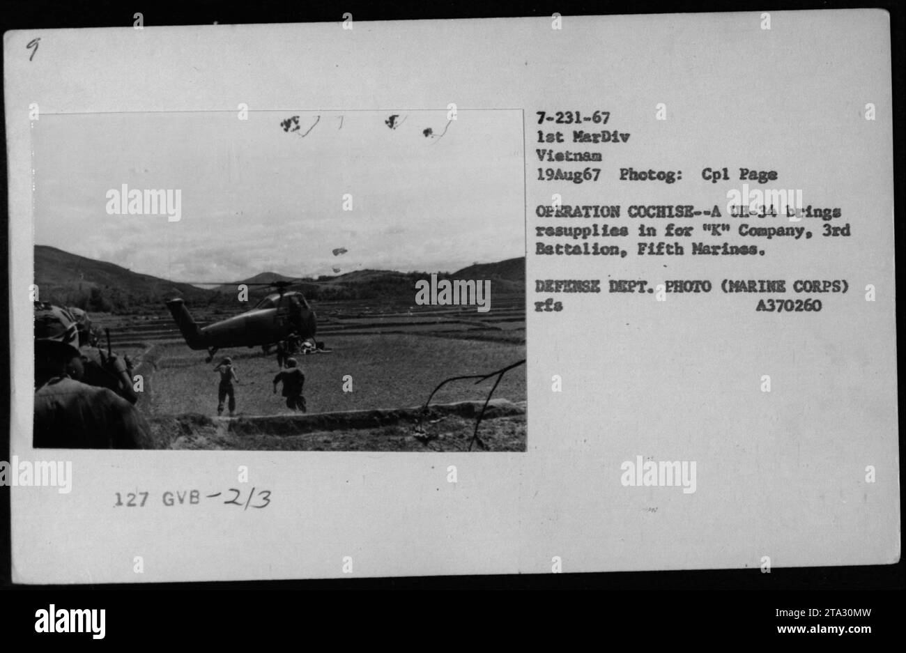 Ein UH-34-Hubschrauber liefert Nachschub an die K-Kompanie, 3. Bataillon, 5. Marines während der Operation Cochise am 19. August 1967 in Vietnam, um die Operationen der 1. Marine Division zu unterstützen. Stockfoto