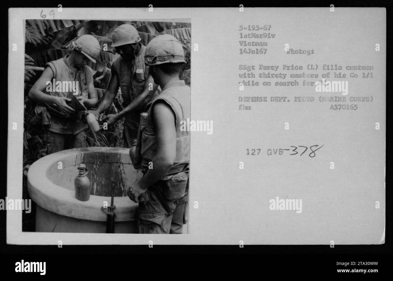 Mitglieder der 1/1 Company, Teil der 1. Marine Division, füllen ihre Kantinen am 14. Juli 1967 in Vietnam mit Wasser. Das Foto zeigt die Wasseraufbereitungsanlagen und die Feldwiedereinspeisungen, die vom Militär durchgeführt wurden. Es wurde von SSgt Percy Price während einer Suche nach Vietnam Cong genommen. Stockfoto
