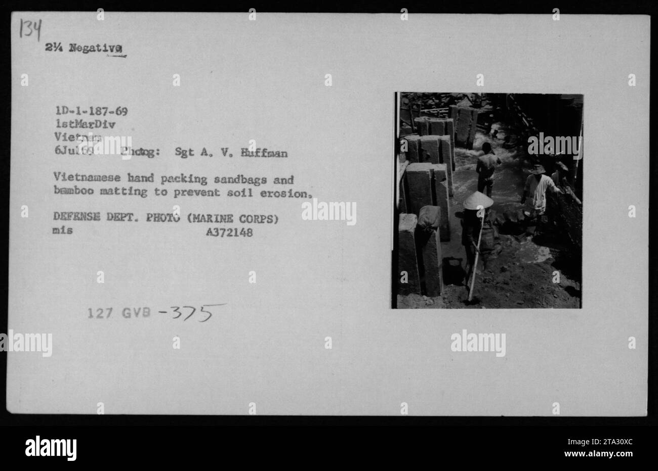 Ein vietnamesischer Zivilist, der sich um Bodenerosion bemüht, indem er Sandsäcke und Bambusmatten in Vietnam verpackt. Dieses Foto wurde am 6. Juli 1969 von Sgt A. V. Huffman vom 1. MarDiv aufgenommen. Es ist Teil einer Serie, die die militärischen Aktivitäten der USA während des Vietnamkriegs dokumentiert. Bildquelle: DEFENSE DEPT. FOTO (MARINE CORPS) MIS A372148 127 GVB-375. Stockfoto