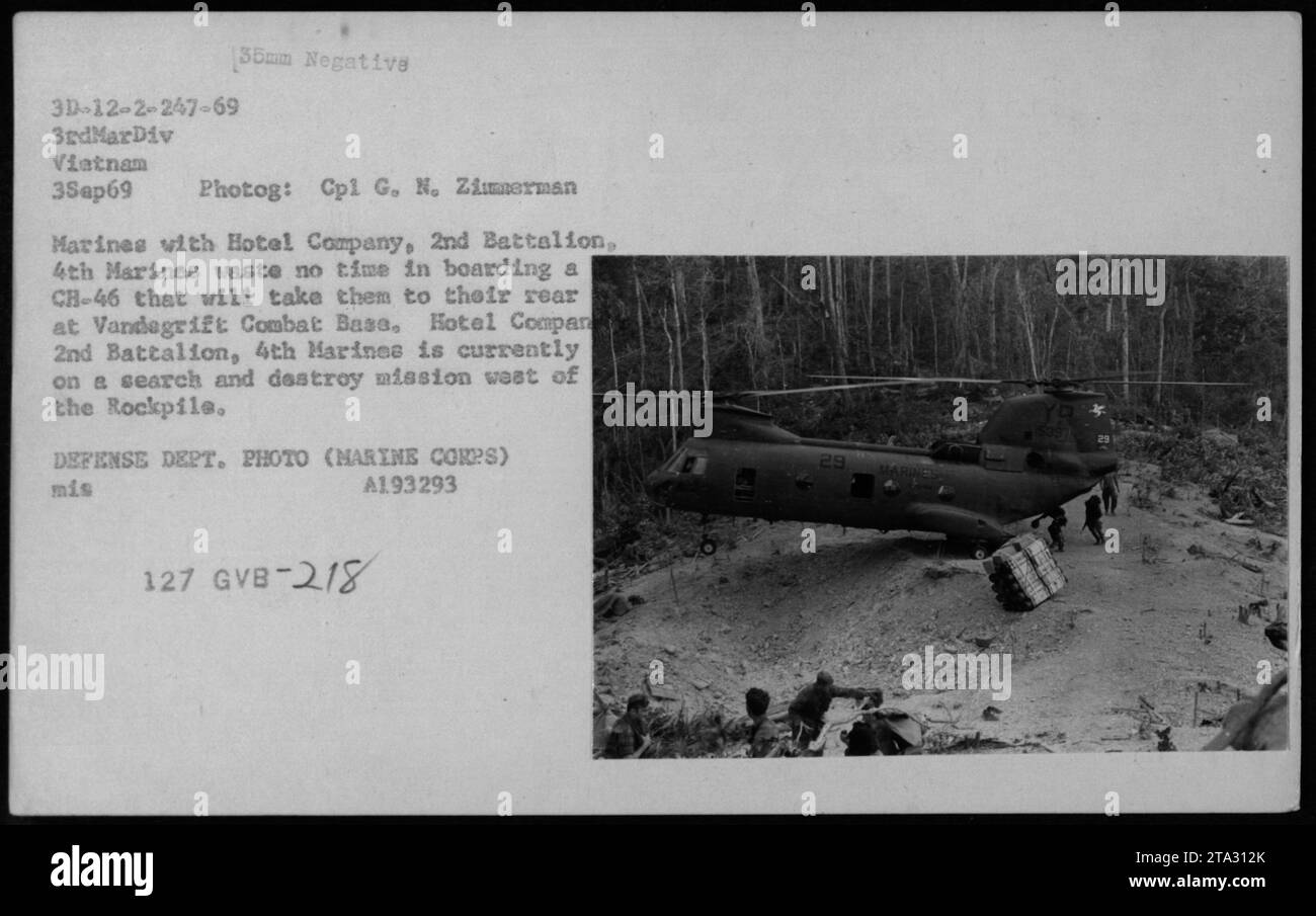 Am 3. September 1969 stiegen Marines der Hotel Company, 2nd Battalion, 4th Marines an Bord von CH-46 Hubschraubern, um sie zur Vandegrift Combat Base zu transportieren. Stockfoto