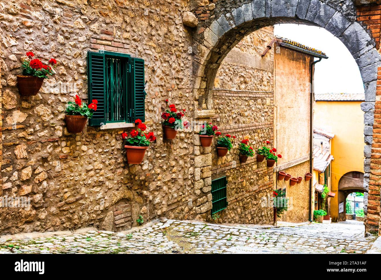 Die schönsten italienischen Dörfer. Mittelalterliches borgo Casperia – mit rustikalen Straßen mit Blumenmuster. Provinz Rieti, Italien, Latium Stockfoto