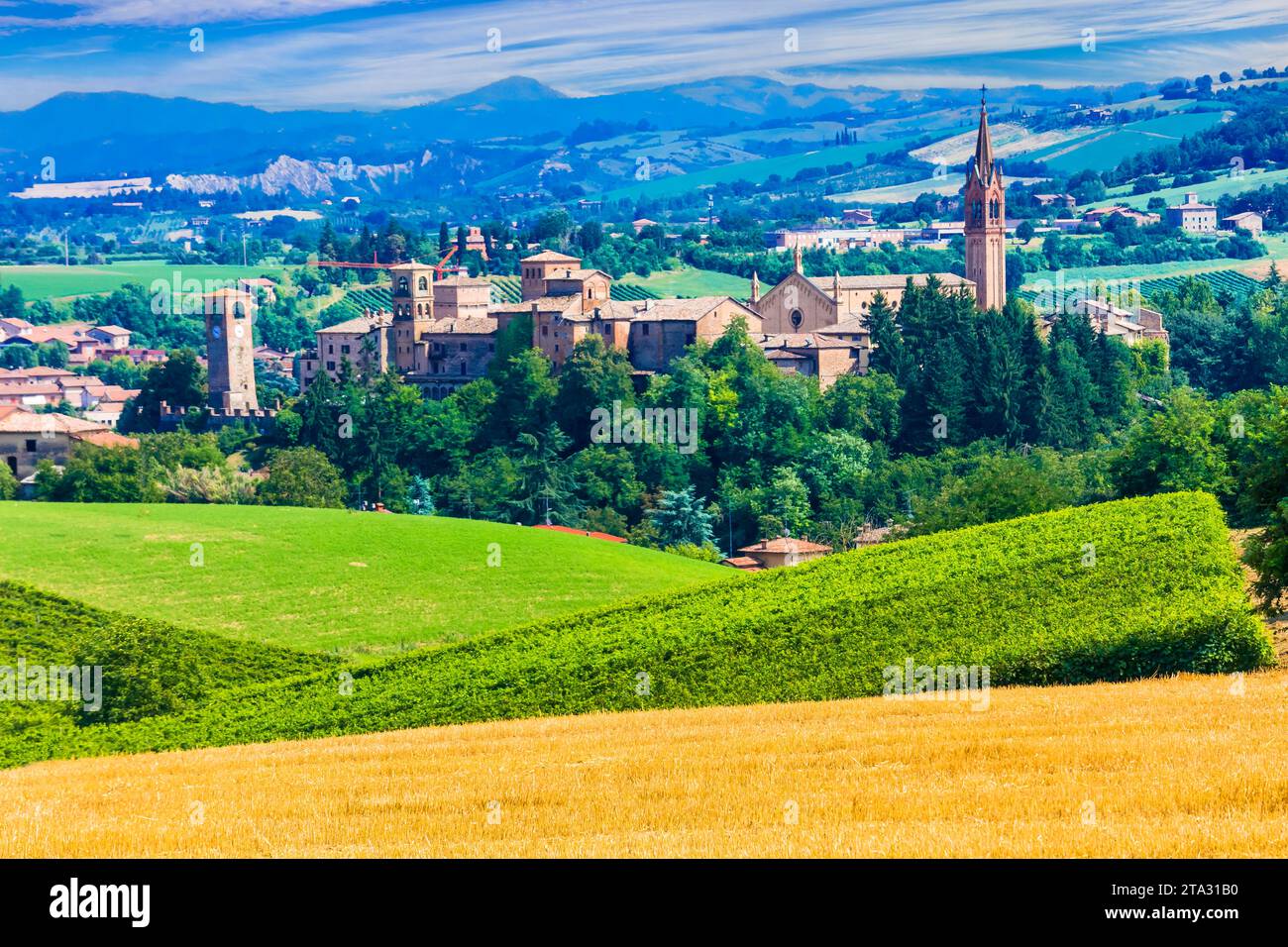 Italien. Malerische Landschaft und mittelalterliches Dorf Castelvetro di Modena in der Region Emilia Romagna bekannt mit Lambrusco-Wein. Stockfoto