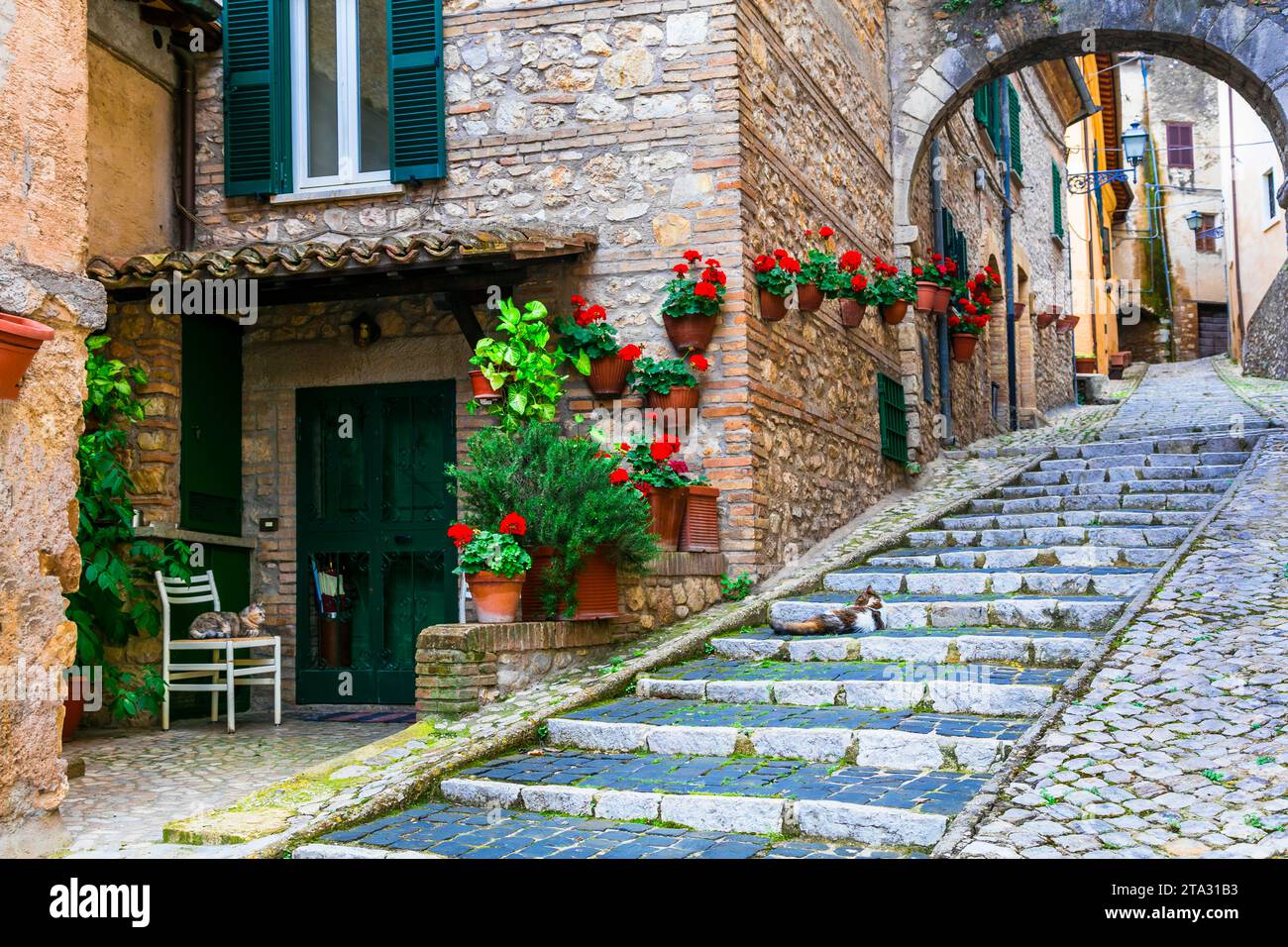 Traditionelle mittelalterliche Dörfer Italiens - malerische alte Blumenstraßen von Casperia, Provinz Rieti Stockfoto