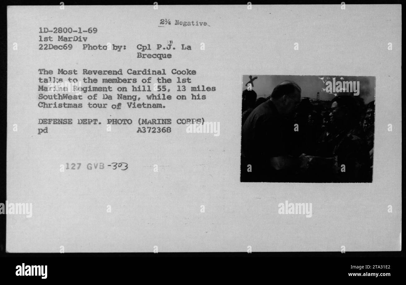 Am 22. Dezember 1969 besucht Terence Kardinal Cooke das 1st Marine Regiment auf Hill 55, 13 Meilen südwestlich von da Nang, während seiner Weihnachtstour durch Vietnam, wo er mit Marines spricht, fotografiert von CPL P.J. La Brecque. Stockfoto