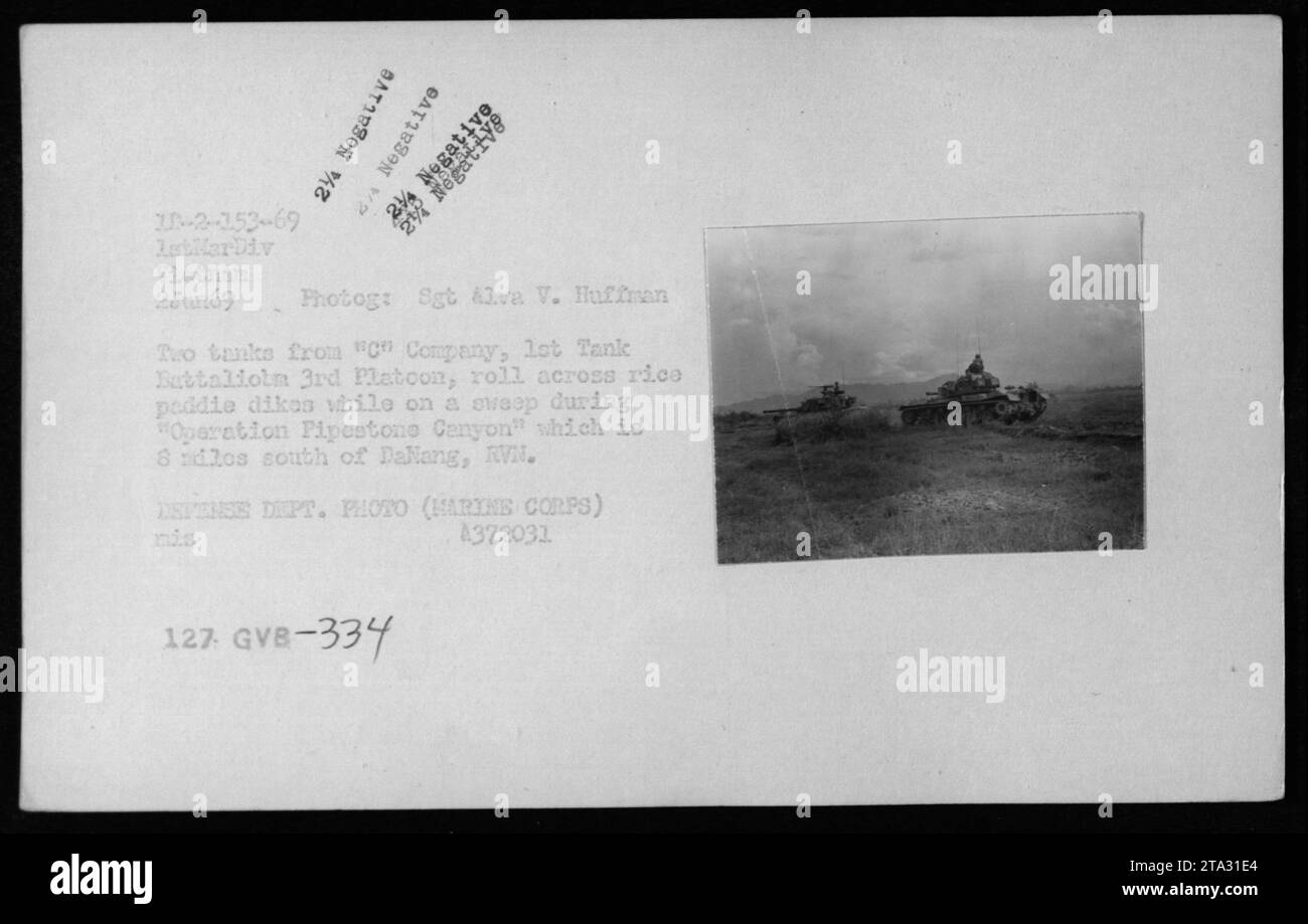 Zwei Panzer der CKompanie, 1. Panzerbataillon, 3. Platoon, werden