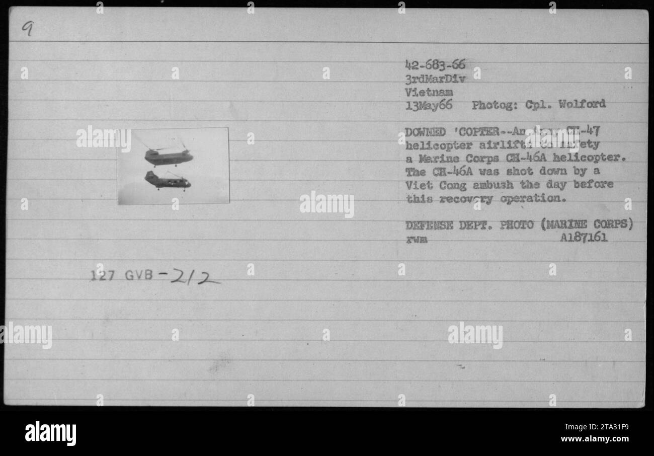 Ein C-47 Hubschrauber hebt einen abgestürzten CH-46A Hubschrauber nach einem Hinterhalt der Viet Cong in Vietnam vom 12. Bis 13. Mai 1966 ab, als Teil einer Bergungsoperation der 3. Marine Division, fotografiert von CPL Wolford. Stockfoto