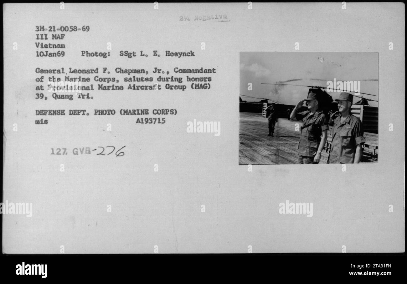 General Leonard F Chapman, Jr., Kommandant des Marinekorps, grüßt bei Ehren bei der Provisorischen Marine Aircraft Group (mag) 39, Quang Tri. Dieses Foto zeigt eine offizielle militärische Aktivität während des Vietnamkriegs. Stockfoto