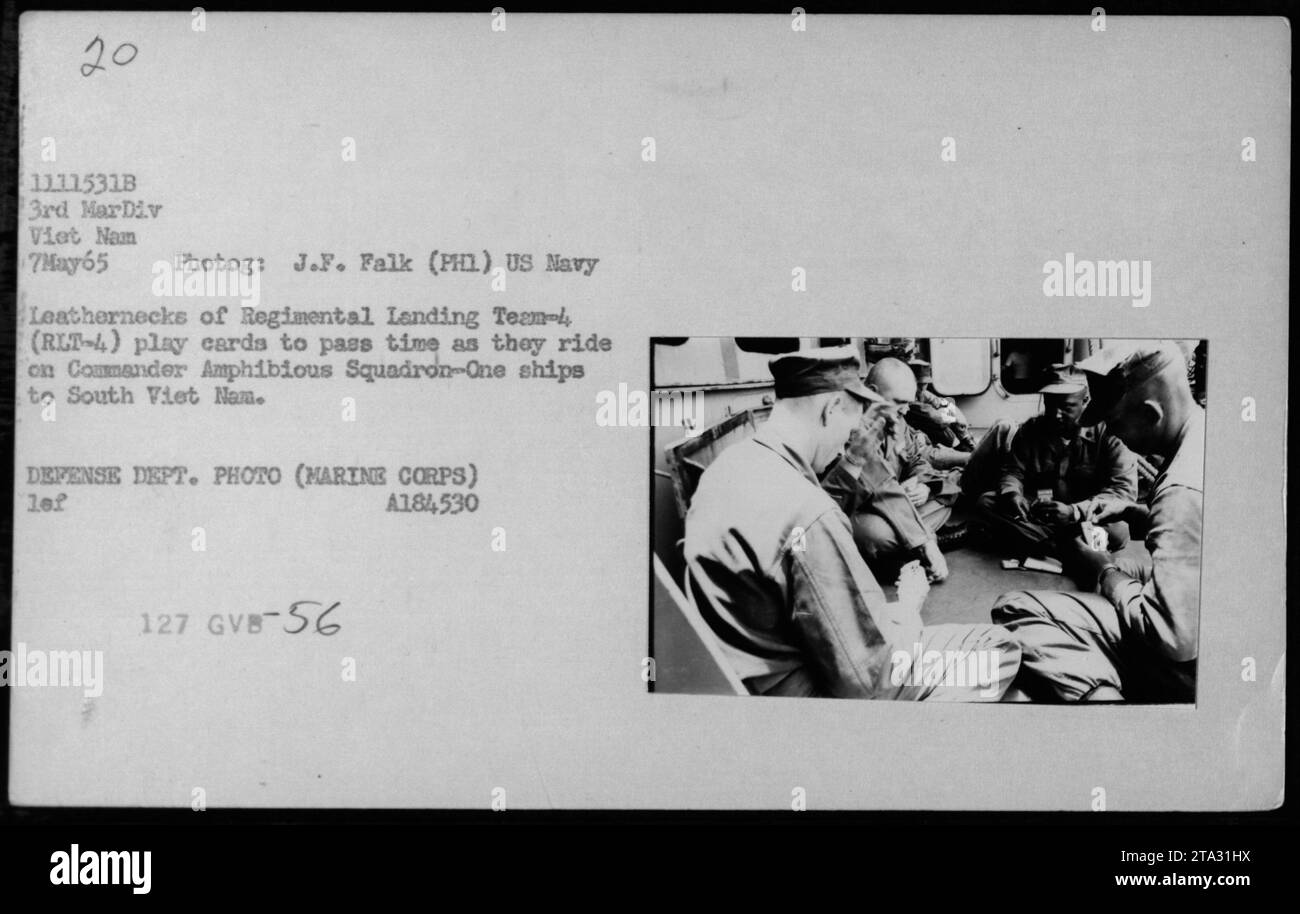 Die US Navy Leathernecks der RLT-4, 3rd Marine Division, spielen Karten an Bord von Schiffen der Commander Amphibious Squadron-One auf dem Weg nach Südvietnam am 7. Mai 1965 und dokumentieren Ausfallzeiten und Truppenkameradschaft während des Transports. Stockfoto