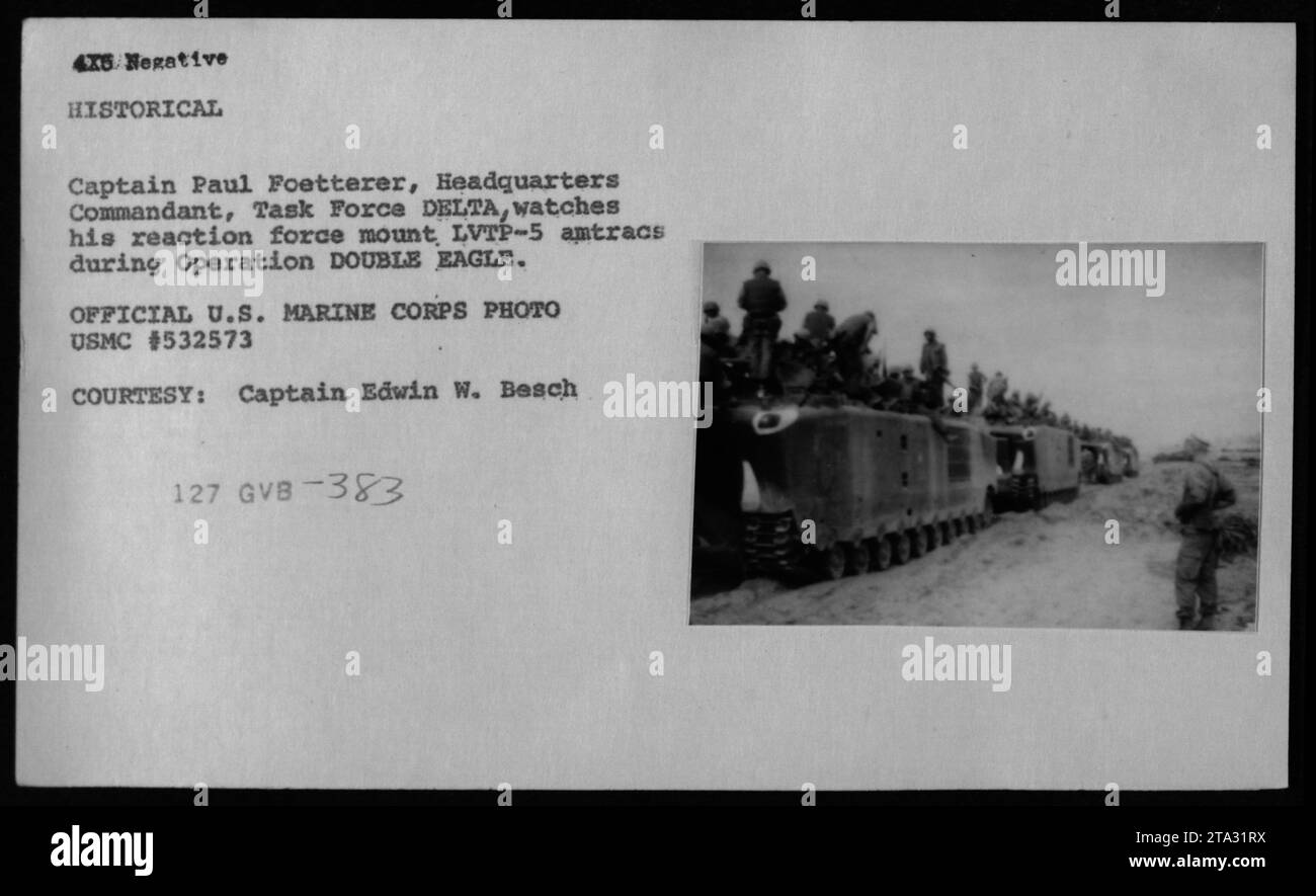 Captain Paul Foetterer, Kommandant des Hauptquartiers der Task Force Delta, beaufsichtigte seine Reaktionstruppe, die während der Operation Double Eagle LVTP-5 Amtracs eindrang. Dieses offizielle Foto des Marine Corps, USMC #532573, wurde von Captain Edwin W. Besch in Vietnam aufgenommen. Stockfoto