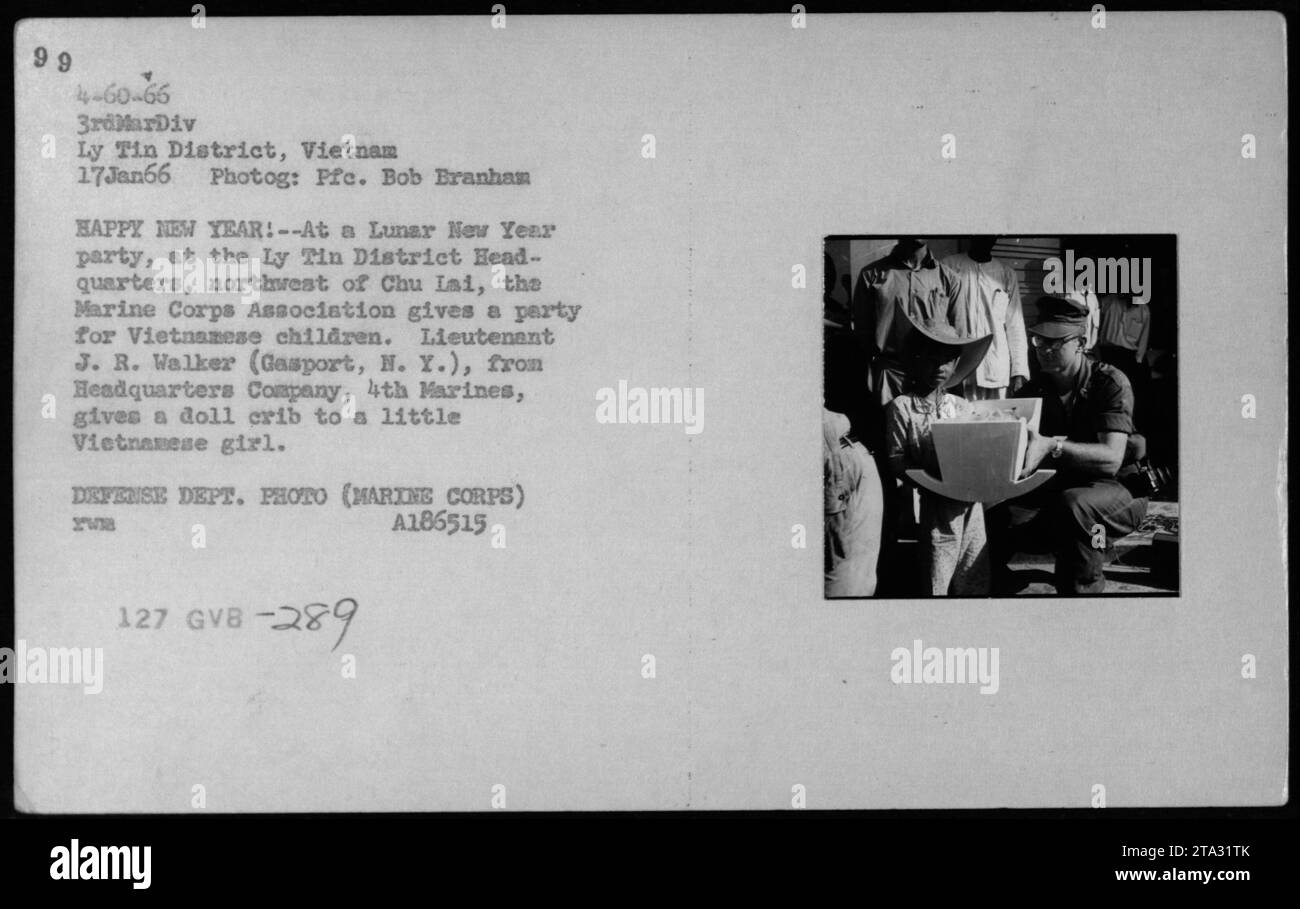 Marinekorps Lieutenant J.R. Walker von der Hauptquartier-Kompanie, 4. Marines, präsentiert einem jungen vietnamesischen Mädchen eine Puppe auf einer Mondneujahrsparty der Marine Corps Association im Hauptquartier des Ly Tin District, Vietnam. Dieses Foto wurde am 17. Januar 1966 von Bob Branham aufgenommen. Stockfoto