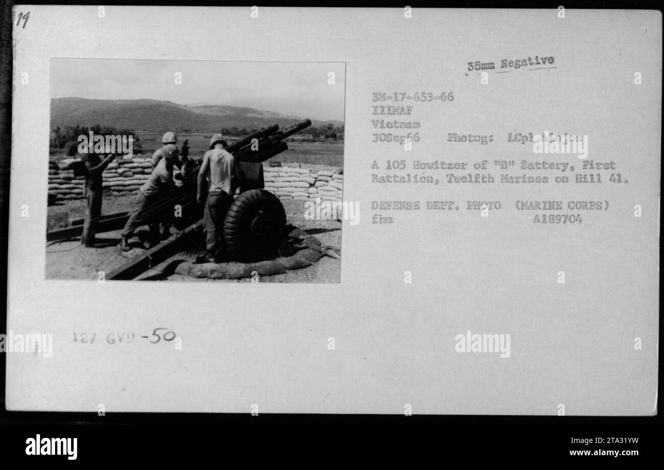 Ein 105er Hauwitzer von B Battery, First Battalion, Twelfth Marines wird während des Vietnamkriegs im September 30 auf Hill 41 gesehen 1966. Das Foto, aufgenommen von LCpl Alejos A, zeigt amerikanische Militäraktivitäten in Vietnam. Dieses Bild wird auf einem 35 mm-Negativbild mit der Bezeichnung 3M-17-653-66 IZIMAF Vietnam 30Sep66 Photogs LCpl Alejos aufgezeichnet. Foto des Verteidigungsministeriums (Marine Corps). Stockfoto