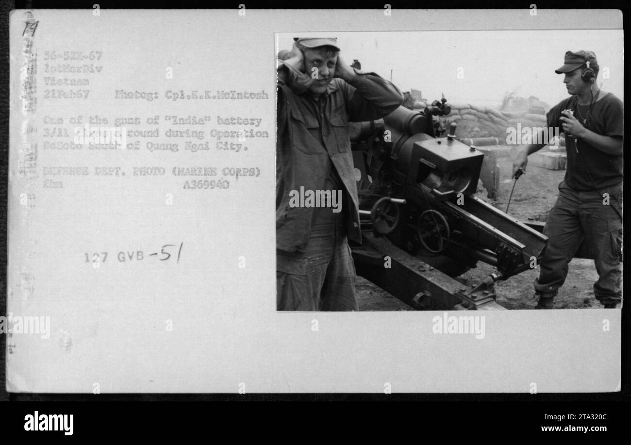 Eine Waffe der indischen Batterie 3/11 feuerte während der Operation Befoto, südlich von Quang Ngai City in Vietnam. Das Foto wurde am 21. Februar 1967 von CPL E.K. MicIntosh aufgenommen. Dieses Bild ist Teil einer Serie, die die amerikanischen Militäraktivitäten während des Vietnamkriegs dokumentiert. Stockfoto