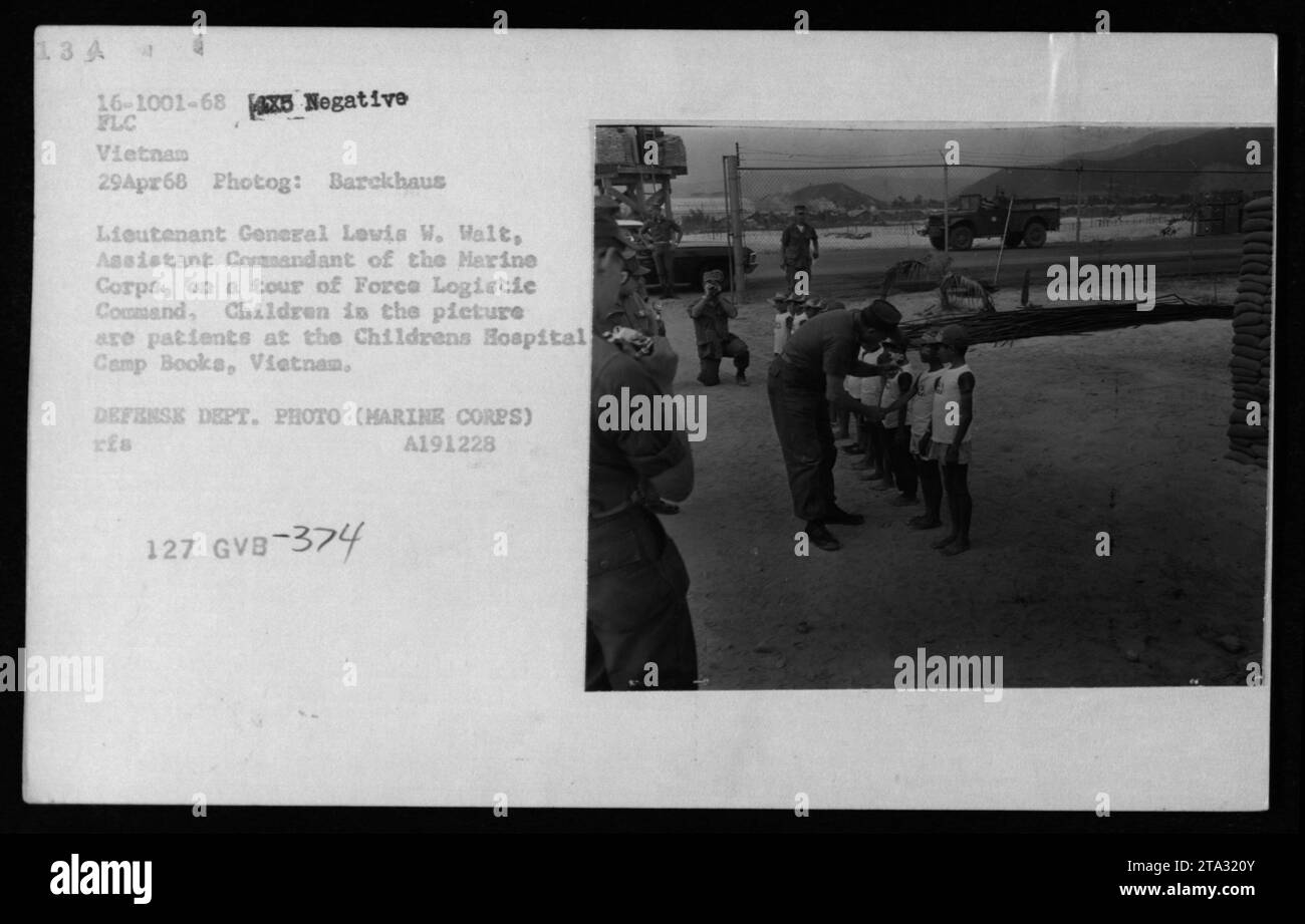 Generalleutnant levis w walt stellvertretender kommandant des marine