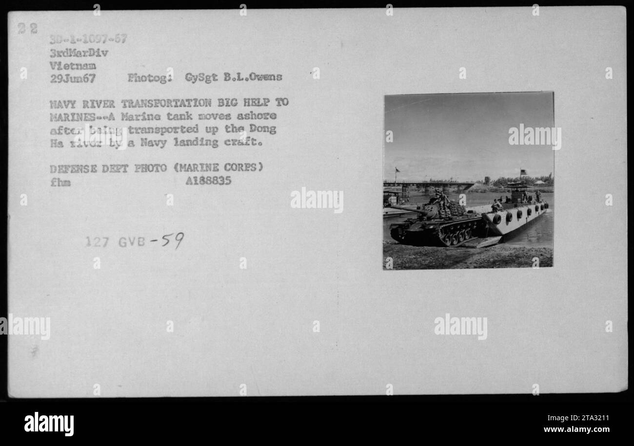 Im Juni 1967 wird ein Marine-Panzer mit einem Landungsboot der Marine auf dem Dong Ha River transportiert, um die Marine-Operationen in Vietnam zu unterstützen. Foto von GySgt B.L. Owens, Verteidigungsministerium. Stockfoto