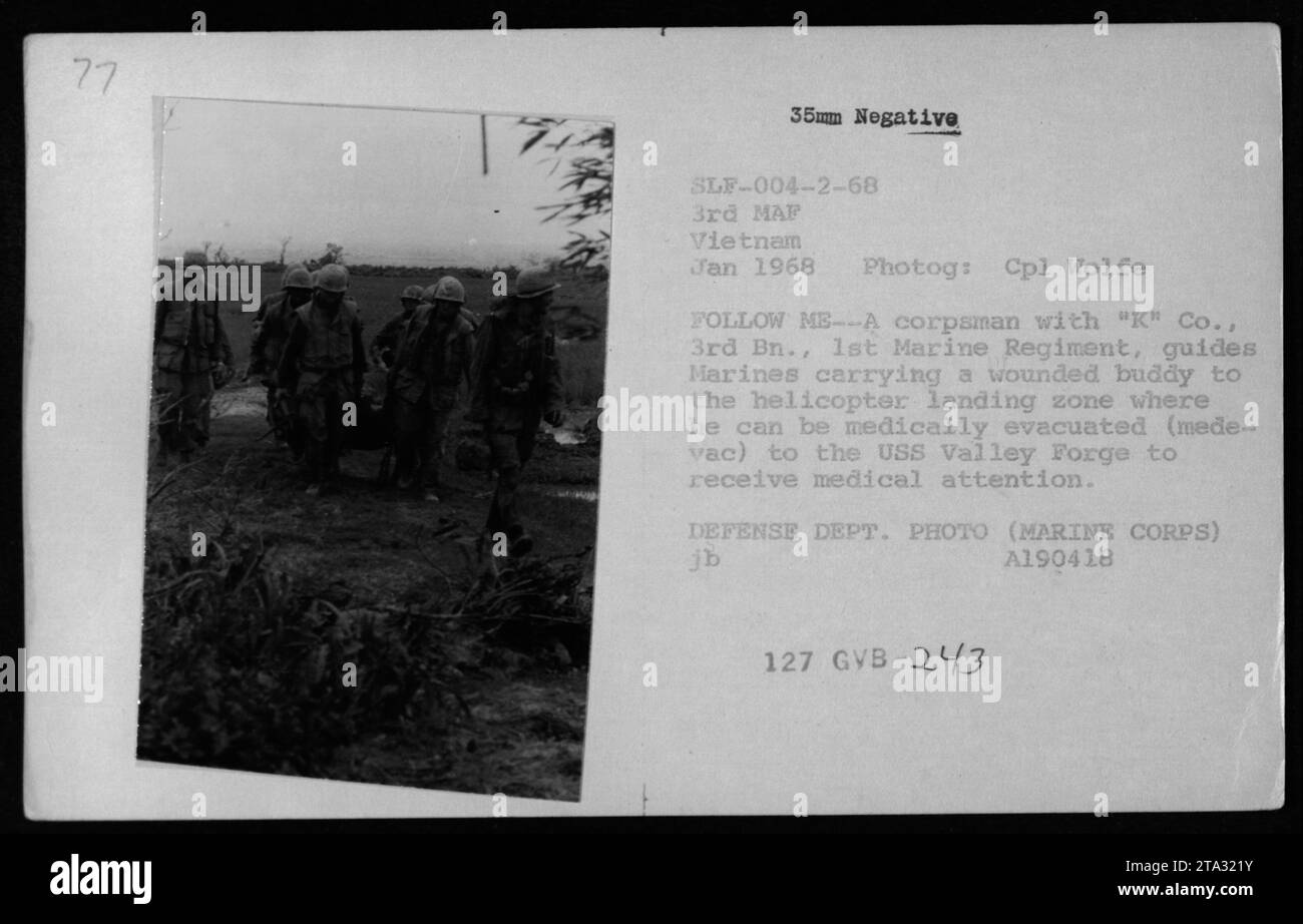 Während des Vietnamkriegs im Januar 1968 führt ein Korpsmann von K Co., 3rd Bn., 1st Marine Regiment die Marines an, während sie einen verwundeten Kameraden in eine Hubschrauberlandezone transportieren, um ihn medizinisch in die USS Valley Forge zu evakuieren. Dieses Foto ist unter dem Verteidigungsministerium mit dem Identifikationscode GVB-243. Stockfoto