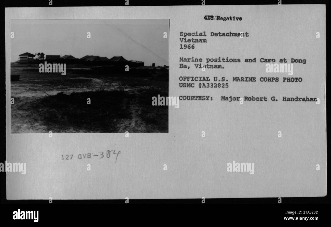 Marinepositionen und das Lager in Dong Ha, Vietnam, sind auf einem Foto aus dem Jahr 1966 dargestellt, das militärische Operationen wie Holt, Double Eagle II und Utah dokumentiert, die in der Sammlung von Robert G. Handrahan aufgenommen wurden. Stockfoto