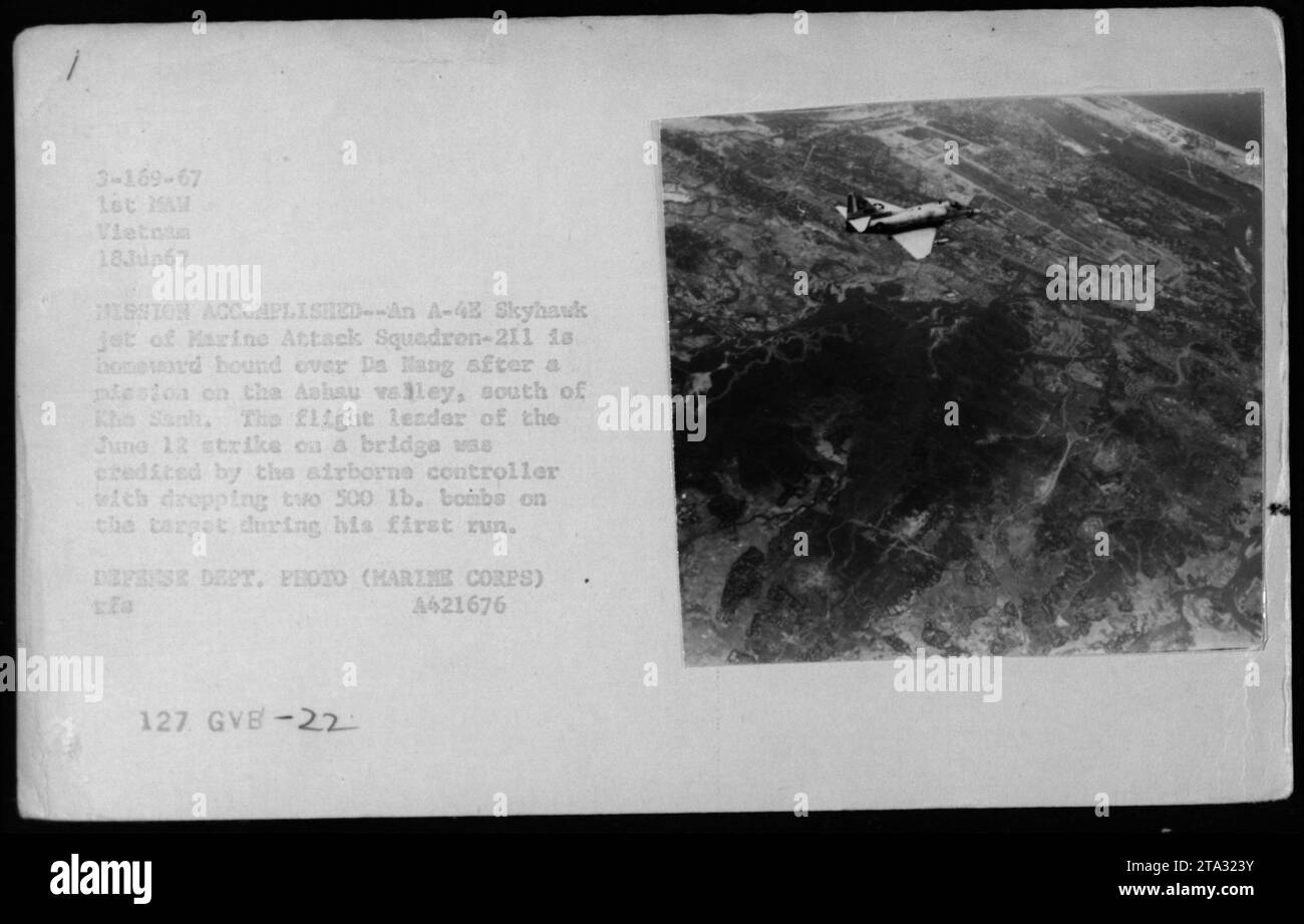 A-4 Skyhawk kehrt nach da Nang zurück, nachdem er eine Mission im Ashau-Tal südlich von Khe Sanh während des Vietnamkriegs abgeschlossen hatte. Der Flugführer des Angriffs vom 12. Juni auf eine Brücke warf erfolgreich zwei 500-lbs-Bomben auf das Ziel während des ersten Laufs ab. Foto vom Verteidigungsministerium (Marine Corps) am 18. Juni 1967. Stockfoto