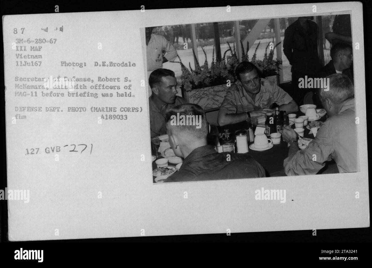 Bildunterschrift: Verteidigungsminister Robert S. McNamara, der mit Offizieren von mag-11 zu Abend ging, bevor er während seines Besuchs in Vietnam am 11. Juli 1967 ein Briefing erhielt. Stockfoto