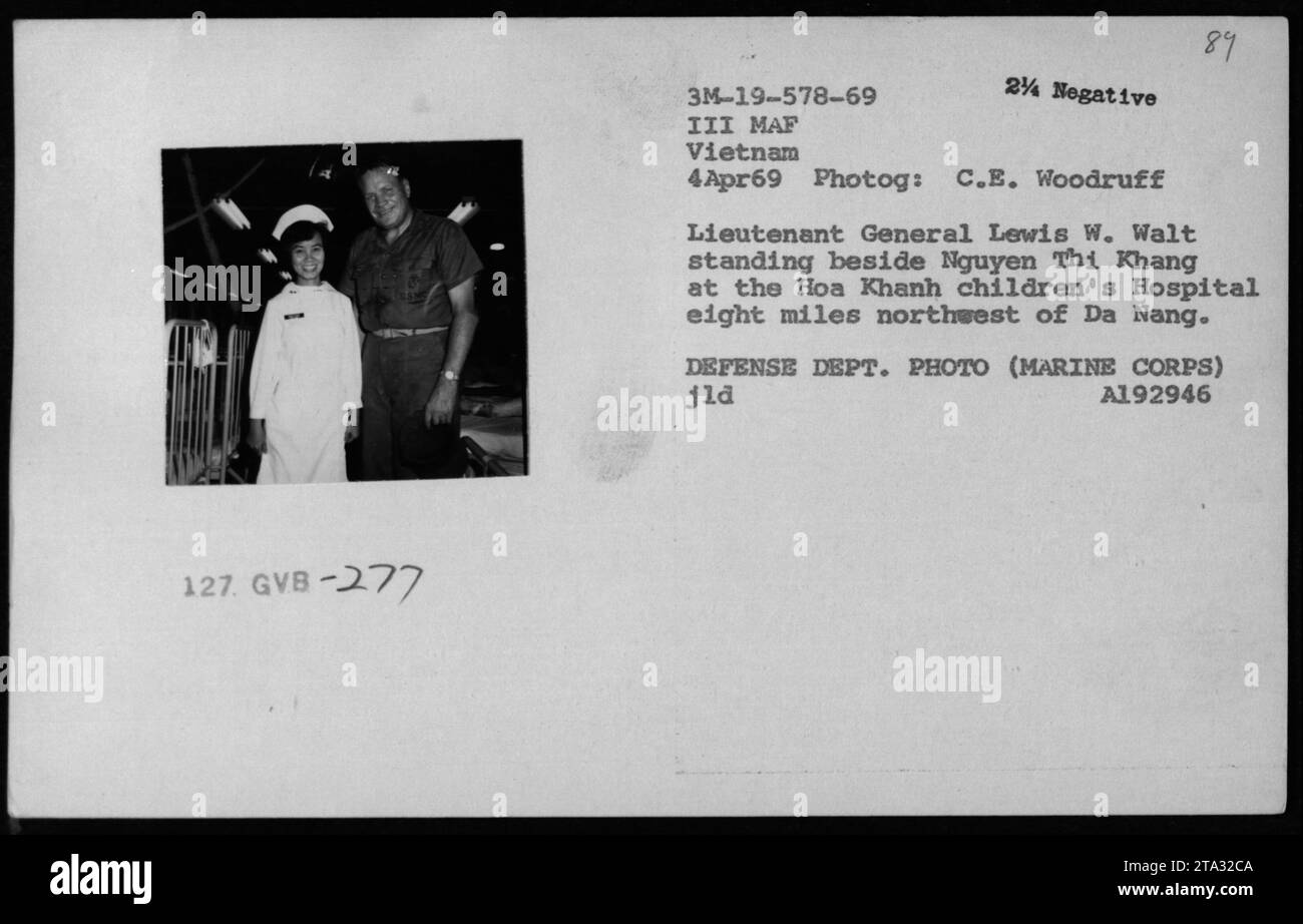 Generalleutnant Lewis W. Walt stand am 4. April 1969 neben Nguyen Thi Khang im Hoa Khanh Children's Hospital, 13 Meilen nordwestlich von da Nang, Vietnam. Dieses Bild wurde von C.E. Woodruff, einem Fotografen des United States Department of Defense (Marine Corps), aufgenommen. Stockfoto
