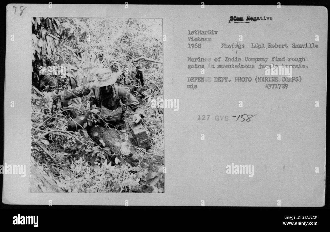 Marines der India Company stehen bei Kampfeinsätzen im bergigen Dschungel Vietnams vor anspruchsvollem Gelände. Dieses Foto von 1968 zeigt die schwierigen Bedingungen, unter denen die 1. Marine-Division während des Krieges stand. Bildquelle: Foto des Verteidigungsministeriums (Marine Corps), aufgenommen von LCpl. Robert Sanville. Falsch beschriftet als 4371729 127 GVS -158. Stockfoto