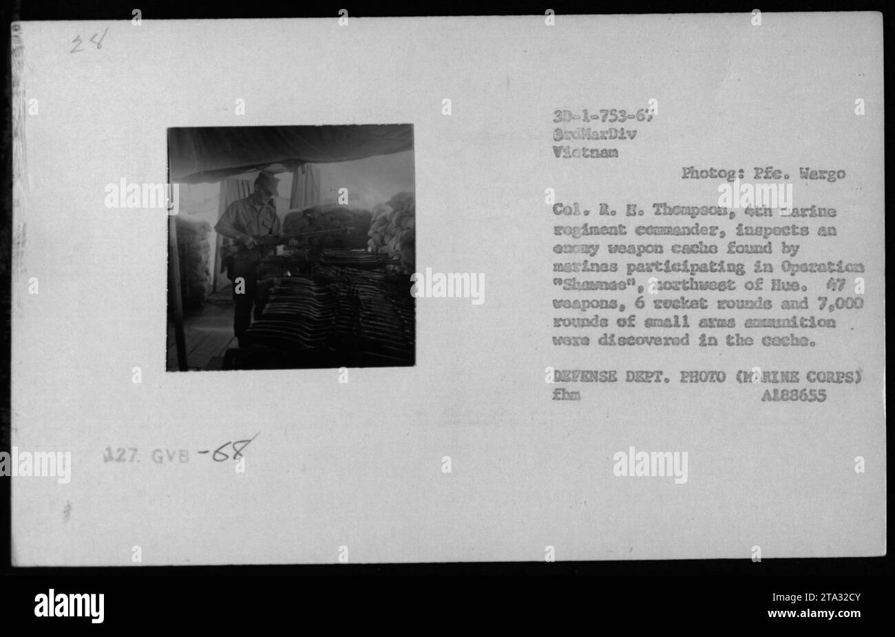 Colonel R. E. Thompson, Kommandeur des 4. Marine-Regiments, inspiziert ein Lager feindlicher Waffen, die von Marines während der Operation Shawnee nordwestlich von Hue 1967 gefunden wurden. Das Lager umfasste 47 Waffen, 6 Raketengeschosse und 7.000 Schüsse Kleinwaffenmunition. Foto des Verteidigungsministeriums vom Marine Corps. Identifikationsnummer: GVB-68 30-1-753-67, Foto: PFC. Wergo Stockfoto