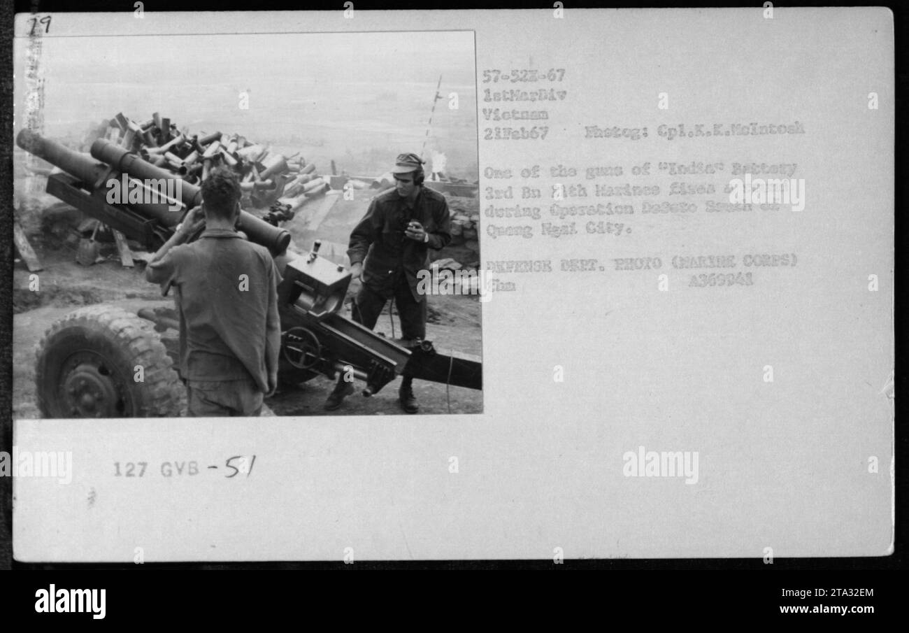 Soldaten der Batterie 3rd Bn 11th greifen während der Operation DateTo, die am 21. Februar 1967 südlich von Quang Neat City stattfand, in Artilleriebeschuss ein. Das Foto, aufgenommen von GPL.K. K. K. McIntosh, zeigt eine der Gewehre von 'Indsa' Battery, die ein Geräusch macht. Dieses Bild ist Teil des DEFENSE DERT. PHOTO CHARTRE CORES KOLLEKTION. Stockfoto