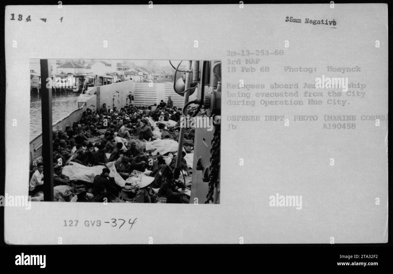 Am 18. Februar 1968 besteigen vietnamesische Zivilisten ein amerikanisches Schiff zur Evakuierung während der Operation Hue City. Das Foto zeigt die Umsiedlungsbemühungen von Flüchtlingen während des Vietnamkriegs, aufgenommen von Hoeynck, Verteidigungsministerium, Marine Corps. Stockfoto