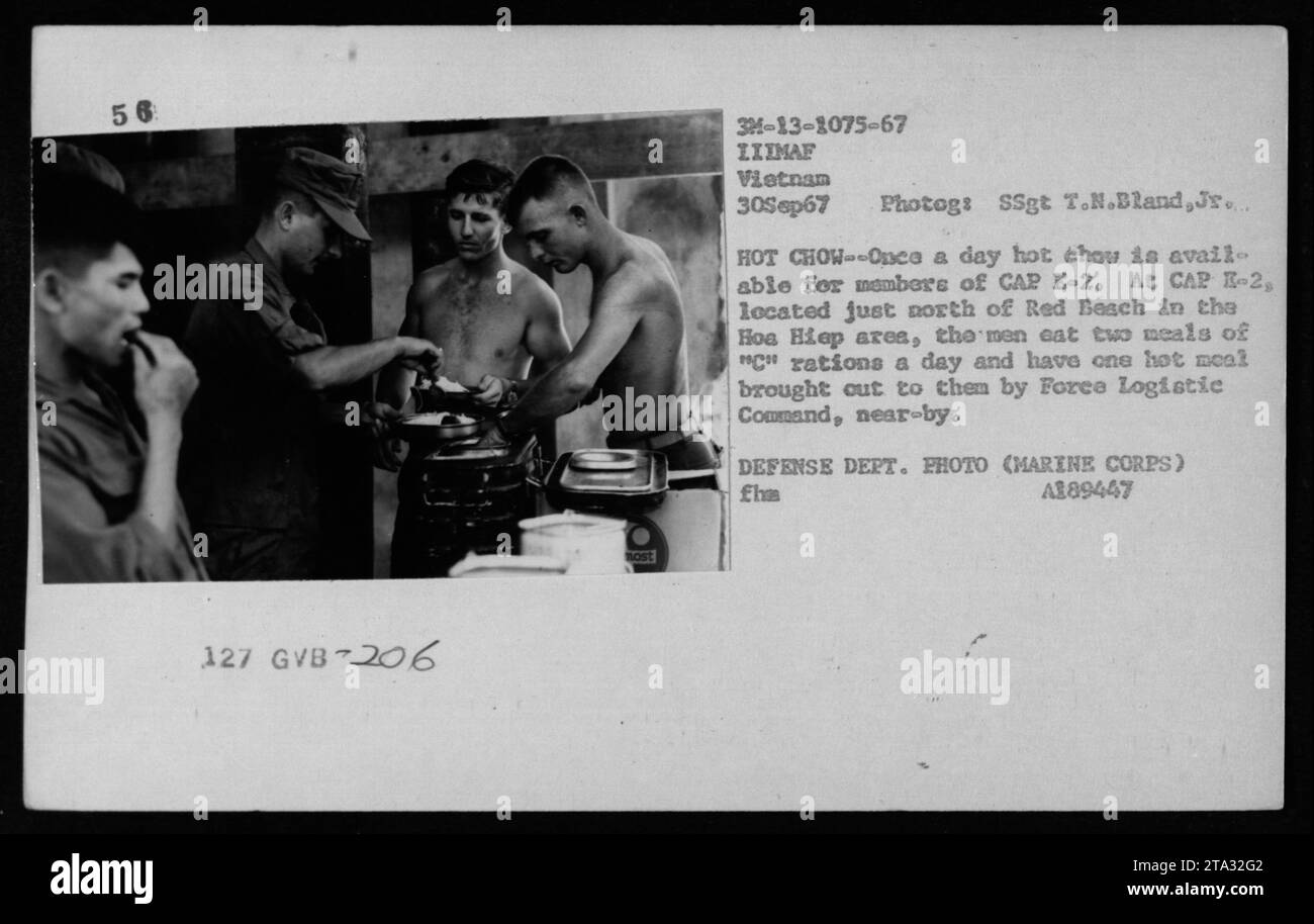 Marines in der Nähe der CAP E-2 nördlich von Red Beach in der Hoa Hiep-Gegend essen täglich eine warme Mahlzeit von C-Rationen, die vom Force Logistic Command am 30. September 1967 bereitgestellt wurde, auf einem Foto des Verteidigungsministeriums, das die Logistik im Vietnamkrieg dokumentiert. Stockfoto