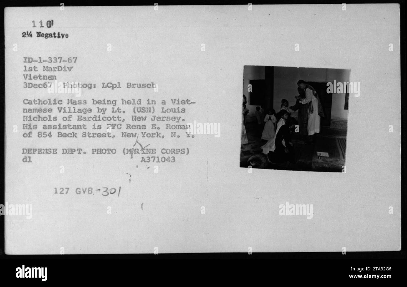 Bild: Das Foto zeigt eine katholische Messe, die Lt. Louis Hichols aus Eardicott (New Jersey) in einem vietnamesischen Dorf mit Unterstützung des PFC Rene E. Roman von 854 Beck Street, New York, N.Y. während des Vietnamkriegs gehalten wurde. Die Veranstaltung fand am 3. Dezember 1967 statt und wurde von LCpl Brusch für das Verteidigungsministerium dokumentiert. Stockfoto