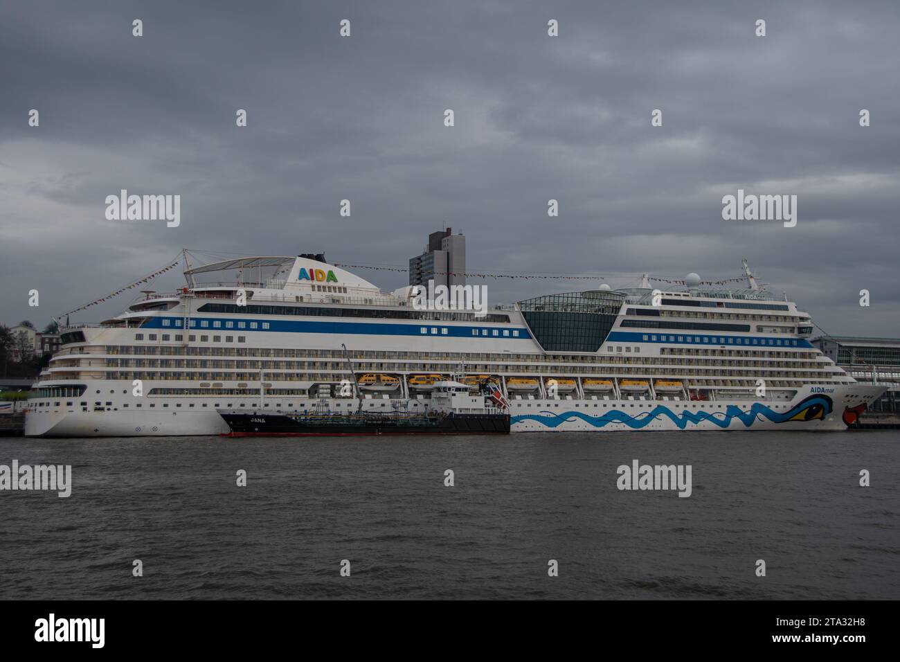 Hamburg, Deutschland 17. März 2023, das Kreuzfahrtschiff 'Aida Mar' in Hamburg Stockfoto