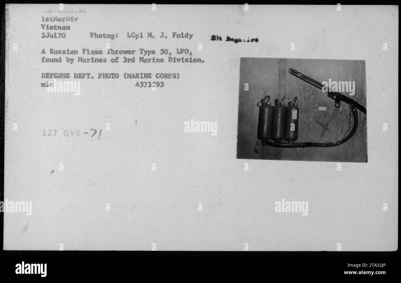 Marines der 1st Marine Division in Vietnam nahmen am 3. Juli 1970 einen russischen Flame Thrower Typ 50, LPO, ein und markierten ihn als Waffe 1645070. Das Foto von LCpl M. J. Foldy zeigt Marines mit der Division, die die Waffe untersuchen. Das Bild ist Teil der Sammlung des Verteidigungsministeriums, Aktenzeichen A373293. Stockfoto