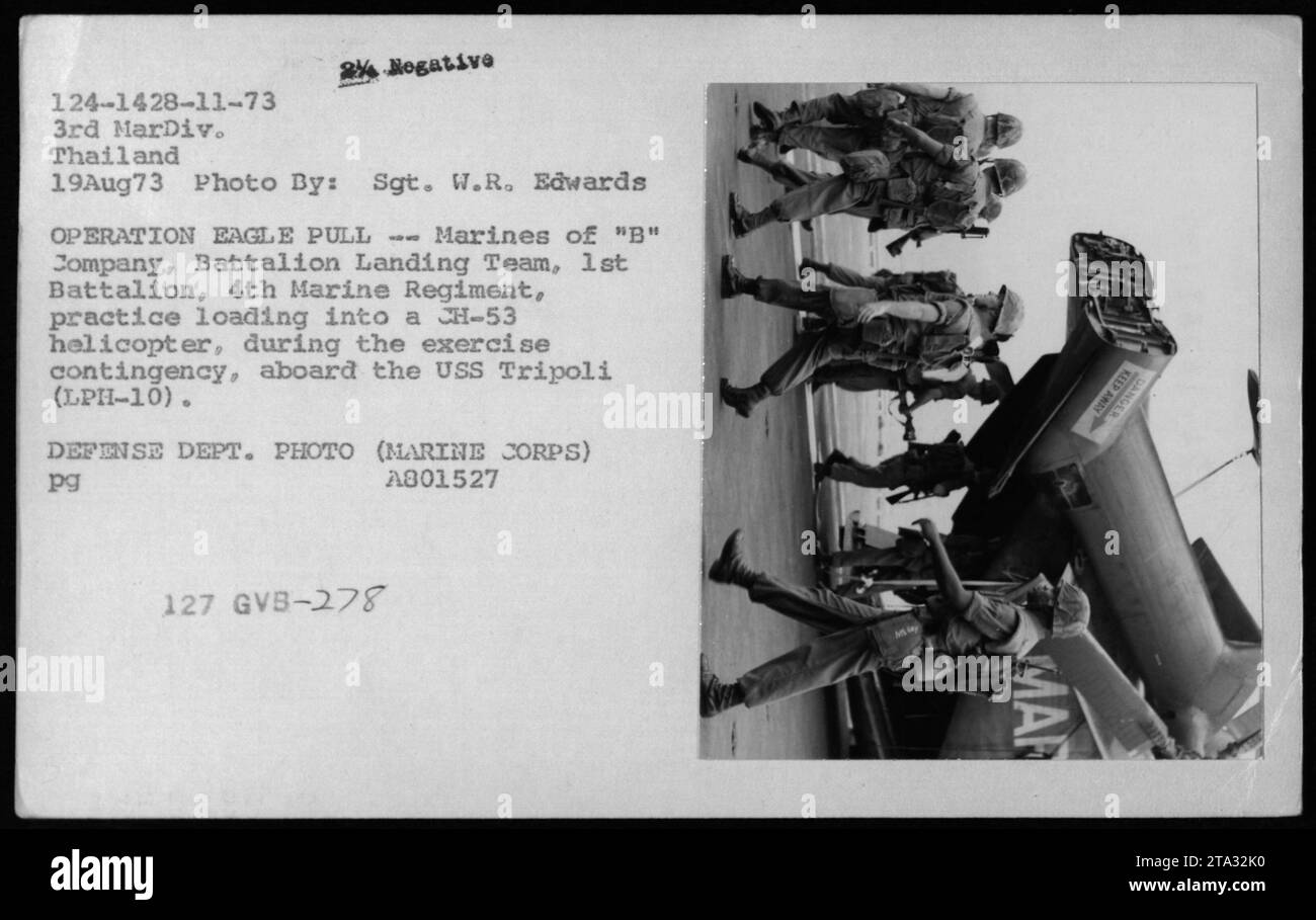 Marines von der B-Kompanie, Bataillon Landing Team, 1. Bataillon, 4. Marine Regiment, üben das Laden in einen CH-53 Hubschrauber während der Operation Eagle Pull. Die Übung fand am 19. August 1973 an Bord der USS Tripoli (LPH-10) statt. Dieses Foto wurde von Sgt. W.R. Edwards in Thailand aufgenommen. Stockfoto