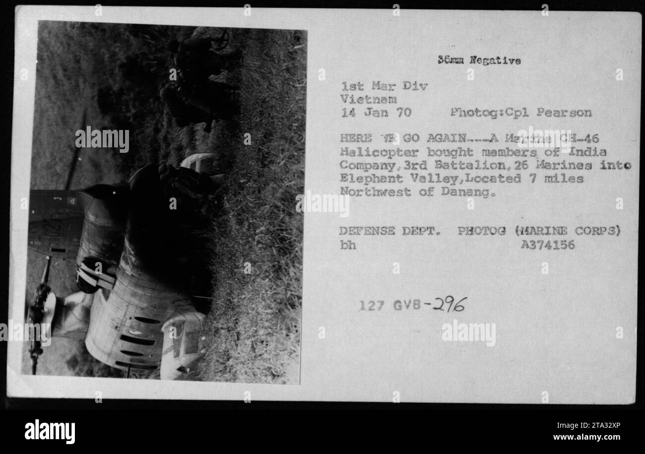 Mitglieder des Marine Corps der India Company, 3. Bataillon, 26 Marines, werden mit einem CH-46 Hubschrauber ins Elephant Valley transportiert, einem Ort, der sieben Meilen nordwestlich von Danang liegt. Diese Aufklärungsmission fand am 14. Januar 1970 im Rahmen der Aktivitäten der 1. Marine Division in Vietnam statt. Foto von CPL. Pearson. Stockfoto