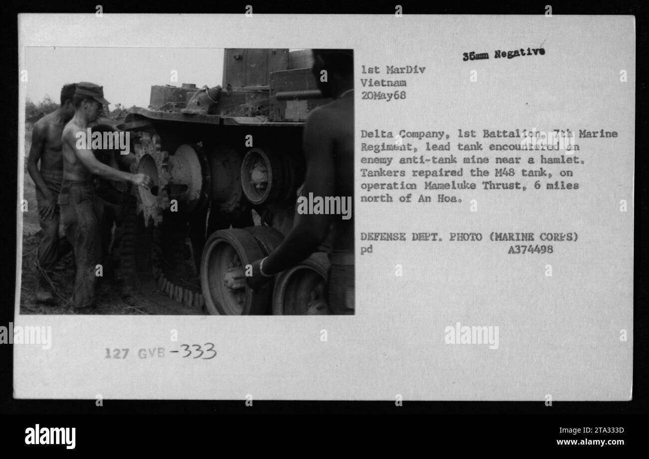 Ein beschädigter M48-Panzer der Delta Company, 1st Battalion, 7th Marine Regiment, trifft am 20. Mai 1968 auf eine Panzerabwehrmine in der Nähe eines Weilers und wird von Mitarbeitern der 1st Marine Division während der Operation Mameluke Thrust nördlich von an Hoa repariert, die amerikanische militärische Aktivitäten in Vietnam dokumentiert. Stockfoto