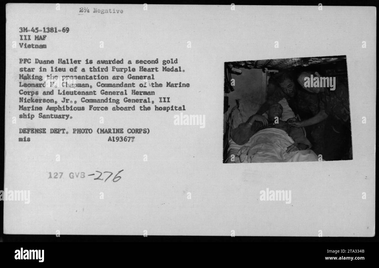 General Leonard F. Chapman und Generalleutnant Herman Nickerson Jr. überreichen dem PFC Duane Haller während des Vietnamkrieges einen zweiten Goldstern anstelle eines dritten Purple Hearts. Foto des Verteidigungsministeriums A193677. Stockfoto