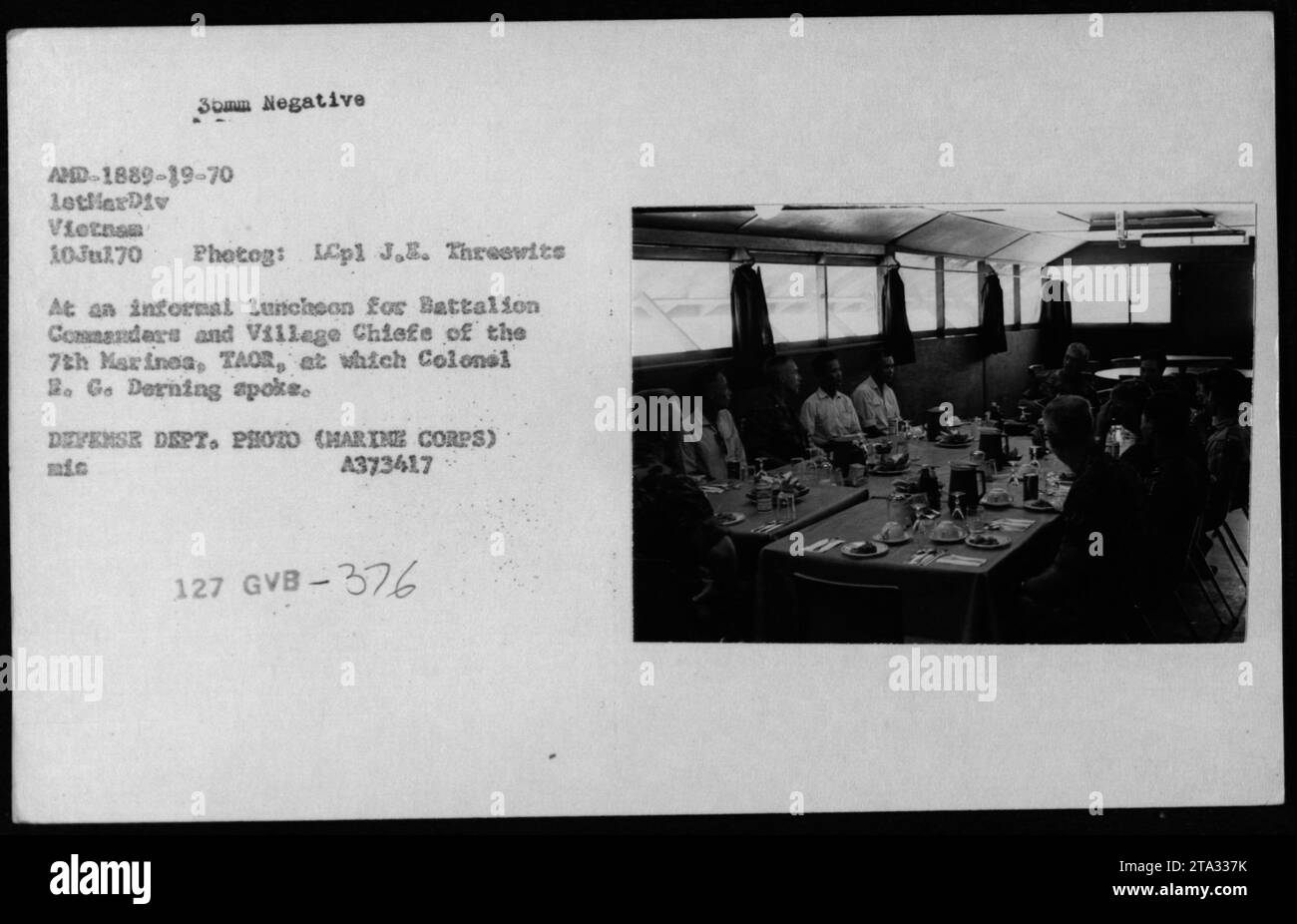 Bataillonkommandeure und Dorfchefs der 7. Marines im Tactical Area of Responsibility (TAOR) treffen sich am 10. Juli 1970 zu einem informellen Mittagessen in Vietnam. Oberst 2. Go Derning spricht die Teilnehmer während der Veranstaltung des Verteidigungsministeriums an. (Foto: LCpl J. Threewits, Verteidigungsministerium) Stockfoto