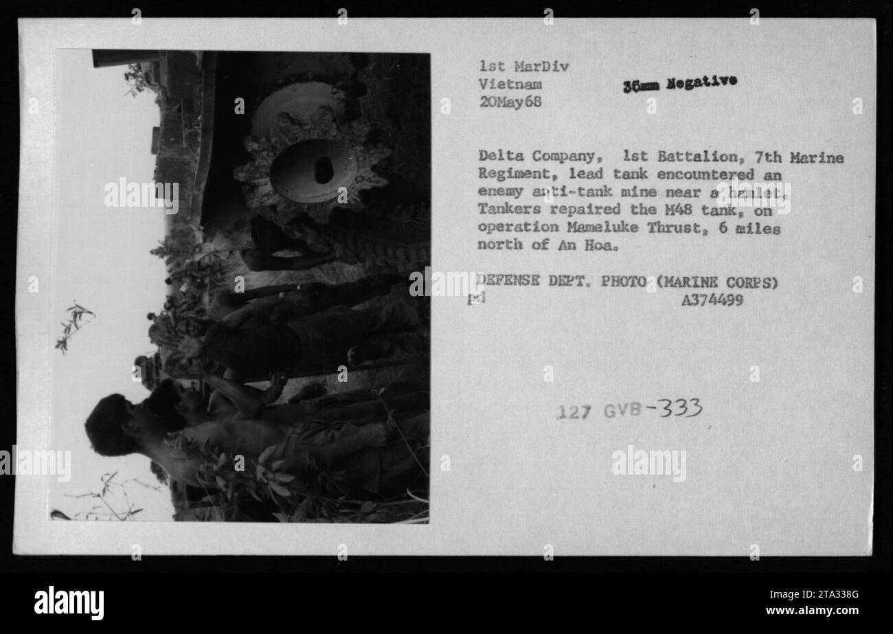 Ein beschädigter M48-Panzer der Delta Company, 1st Battalion, 7th Marine Regiment, wurde am 20. Mai 1968 repariert, nachdem er während der Operation Mameluke Thrust nördlich von an Hoa in Vietnam eine Panzerabwehrmine in der Nähe eines Weilers getroffen hatte. Stockfoto