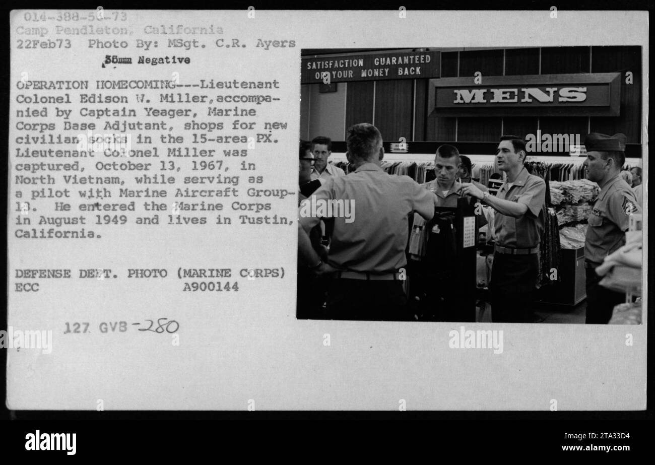 Operation Homecoming - Oberstleutnant Edison W. Miller, ein ehemaliger Kriegsgefangener in Nordvietnam, kauft neue Zivilsocken im 15-Area PX in Camp Pendleton, Kalifornien. Miller, der als Pilot bei der Marine Aircraft Group-13 diente, wurde am 13. Oktober 1967 gefangen genommen. Foto von MSgt. C.R. Ayers. Stockfoto