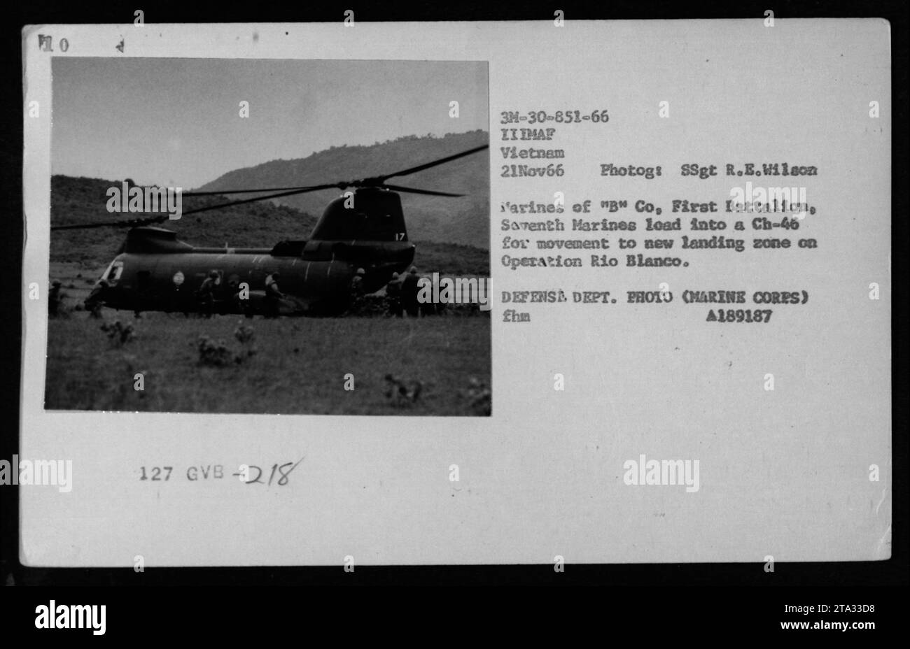 Am 21. November 1966 stiegen Marines der B Company, 1. Bataillon, 7. Marines, an Bord von CH-46 Hubschraubern, um sie in eine neue Landezone während der Operation Rio Blanco in Vietnam zu transportieren. Das Foto von SSgt R.E. Wilson dokumentiert die Bewegungen der Lufttruppe. Stockfoto