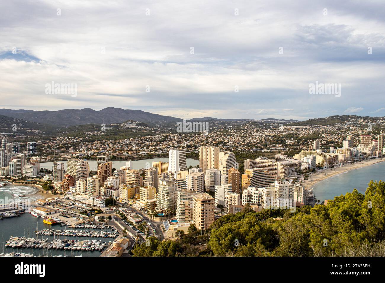 Blick vom Berg Ifach über Calpe, Spanien, und die beiden Strände auf beiden Seiten der Stadt Stockfoto