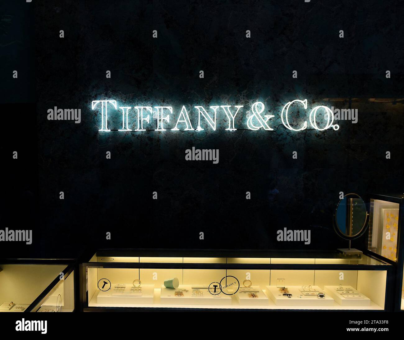 New York, USA – 25. Mai 2018: Tiffany-Logo im Tiffany-Geschäft in New York, NY Stockfoto