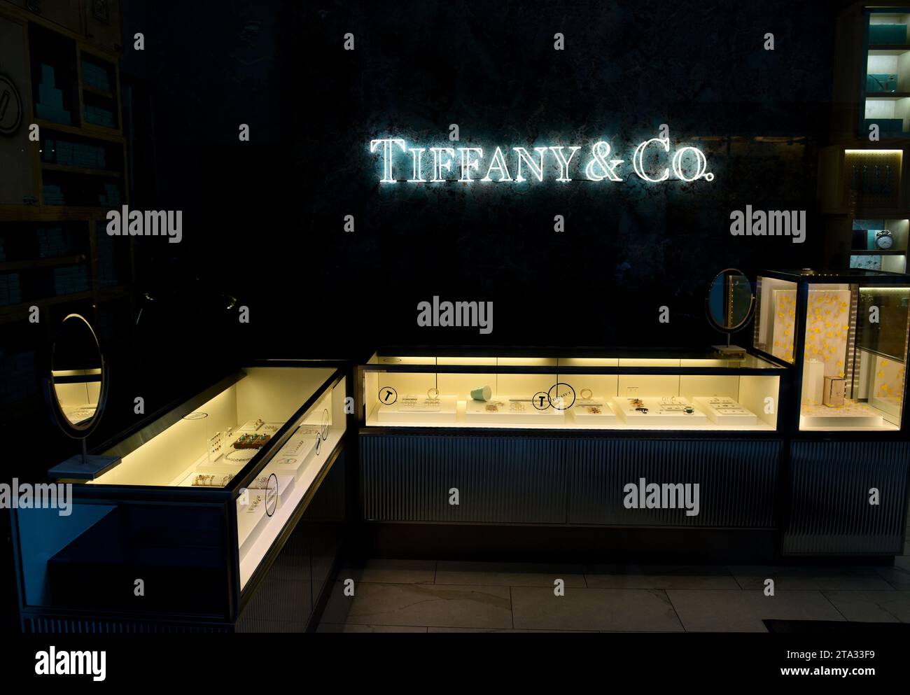 New York, USA – 25. Mai 2018: Tiffany-Logo im Tiffany-Geschäft in New York, NY Stockfoto