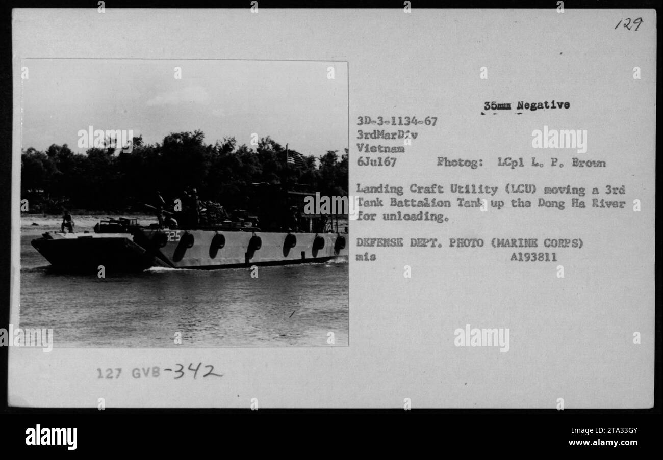 Eine LCU transportiert am 6. Juli 1967 einen Panzer des 3. Panzerbataillons auf den Fluss Dong Ha in Vietnam für militärische Operationen. Stockfoto