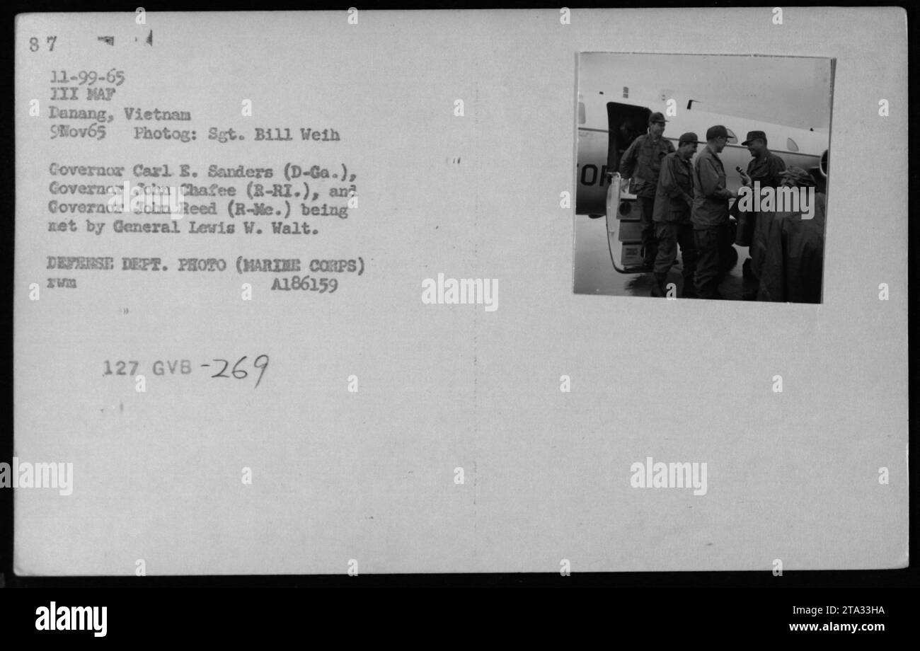 Die Gouverneure Carl E. Sanders (D-Ga.), John Chafee (R-RI.) und John Reed (R-Me.) Werden am 9. November 1965 von General Levis W. Walt in Tunang, Vietnam, begrüßt. Ebenfalls im Bild sind Robert McNamara, Richard Nixon und Billy Graham zu sehen. Dieses Foto zeigt einen Moment der Interaktion zwischen Offizieren und Beamten während des Vietnamkriegs. Stockfoto