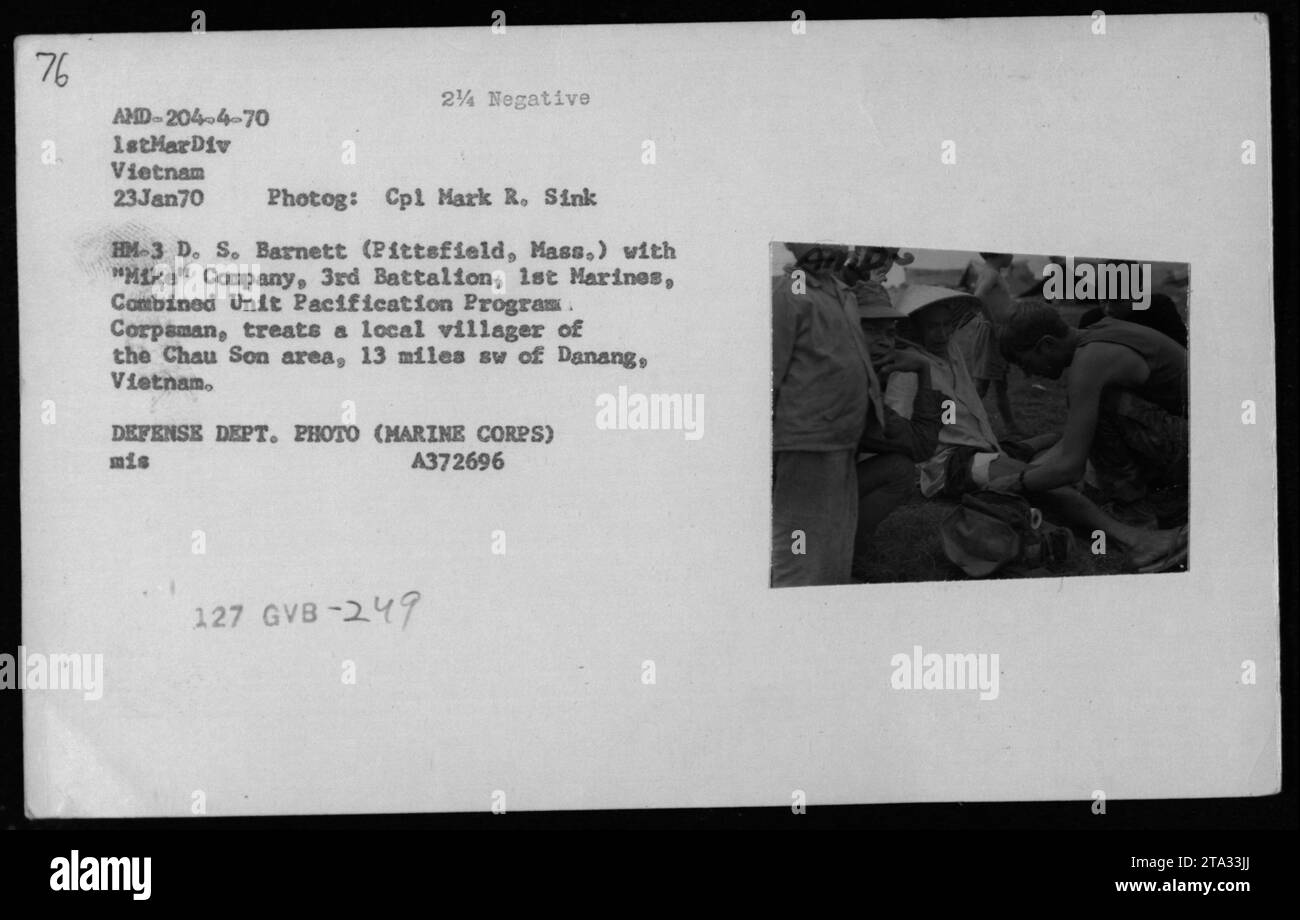 Der Korpsman HM-3 D. S. Barnett aus Pittsfield, Massachusetts, behandelt einen lokalen Dorfbewohner aus der Gegend um Chau Son, 21 Meilen südwestlich von Danang, Vietnam. Dieses Foto wurde am 23. Januar 1970 während einer MEDCAP-Mission aufgenommen, die von der „Mike“ Company, 3. Bataillon, 1. Marines im Rahmen des Combined Unit Pacification Program durchgeführt wurde. Das Bild stammt von Fotografien amerikanischer Militäraktivitäten während des Vietnamkriegs. Stockfoto